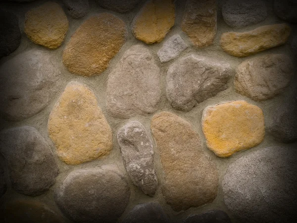 Fels- und Betonmauer mit großen runden Steinen — Stockfoto