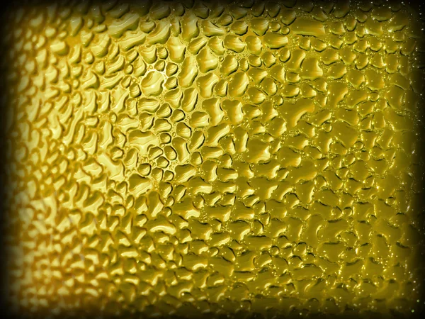 Kropelki Wody Kondensacji Wewnątrz Złota Butelka Ciemnych Krawędzi Obramowania — Zdjęcie stockowe