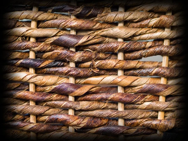 暗いエッジの縁取りと茶色の枝編み細工品バスケット パターン バック グラウンド テクスチャを織り — ストック写真