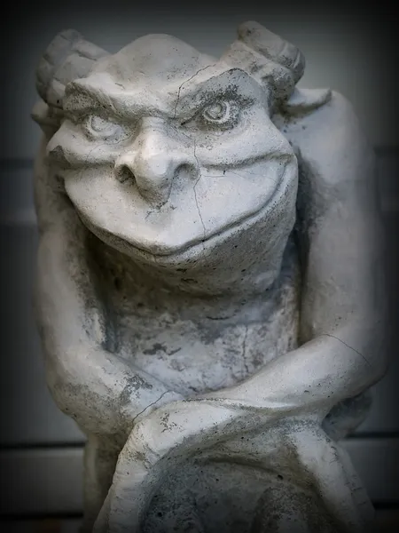 Gargoyle Standbeeld Nadruk Gezicht Ogen Met Een Donkere Rand — Stockfoto