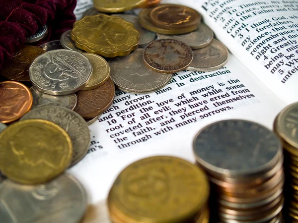 Библейский стих Любовь к деньгам — стоковое фото