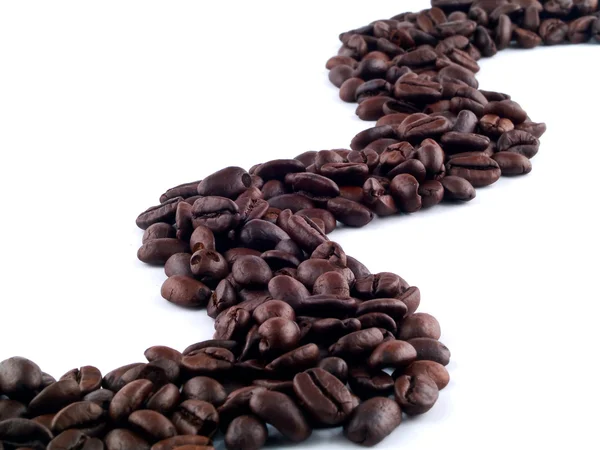 Kaffebønner som flyter som en elv isolert – stockfoto