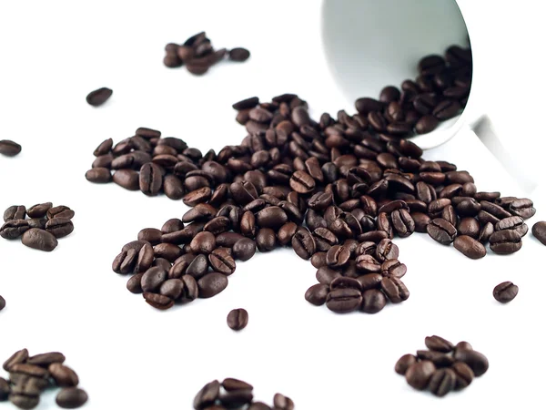 Kaffebønner sølt fra beger – stockfoto