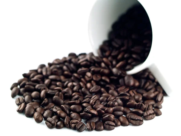 Kaffebønner sølt fra beger – stockfoto