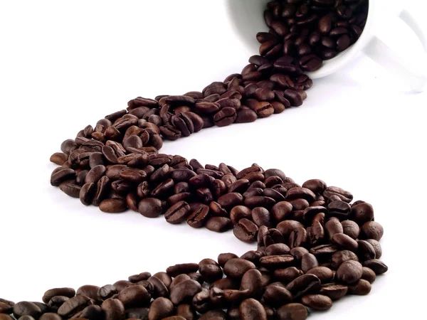 Kaffeebohnen aus Tasse verschüttet — Stockfoto