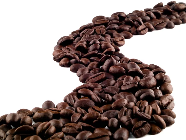 Granos de café fluyendo como un río aislado —  Fotos de Stock