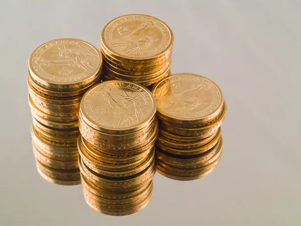 Τέσσερις στοίβες του νέου χρυσού μας Δολάριο νομίσματα — Φωτογραφία Αρχείου
