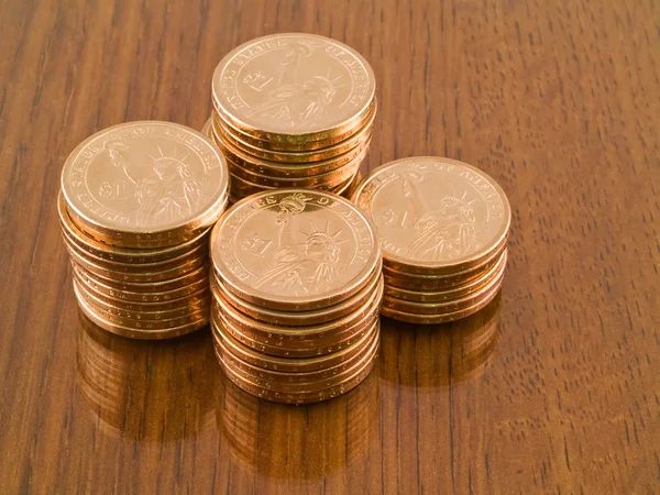 Cuatro pilas de monedas de oro nuevo dólar estadounidense — Foto de Stock