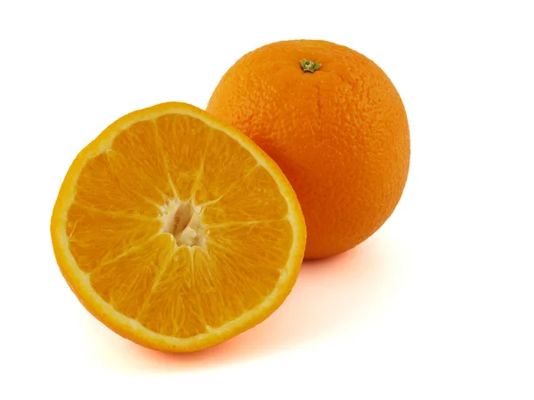 Апельсини, нарізані навпіл і клини ізольовані на білому — стокове фото