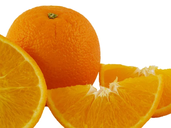 Oranges, coupées en deux et en quartiers isolés sur blanc — Photo