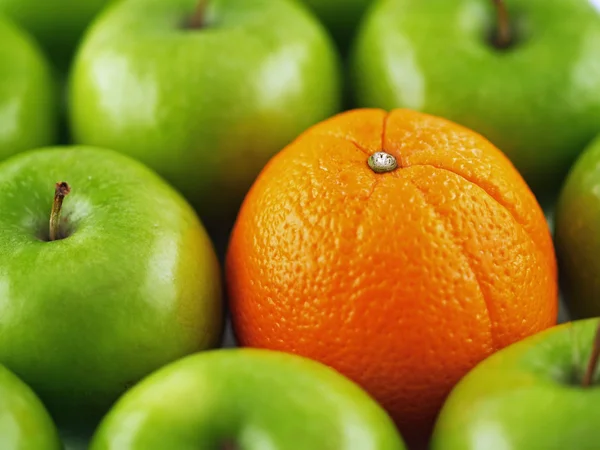 Πράσινα μήλα και ένα πορτοκαλί — Φωτογραφία Αρχείου