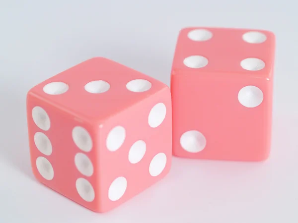 Dois dados rosa closeup em um fundo branco — Fotografia de Stock
