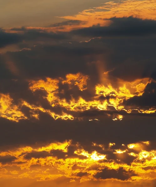 Goldener Himmel mit dicken Wolken bei Sonnenaufgang — Stockfoto