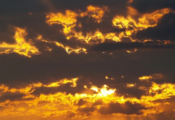 Cielo Dramático Dorado con Gruesas Nubes al Amanecer — Foto de Stock