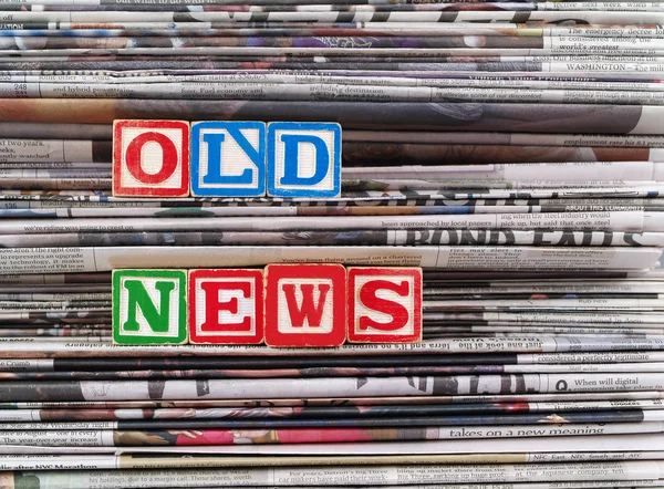 Old newspapers stacked and "Old News" is written in Block Letters — Stock Photo, Image