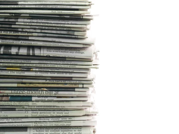 Oude kranten gestapeld van boven naar beneden van het frame geïsoleerd op whit — Stockfoto