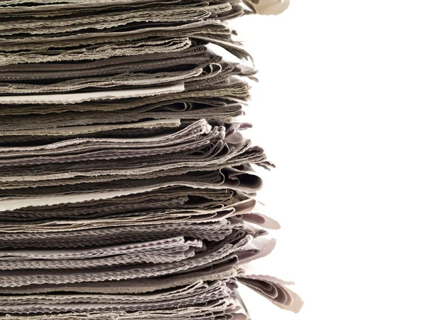 Vecchi giornali impilati dall'alto verso il basso del telaio isolato su cui — Foto Stock