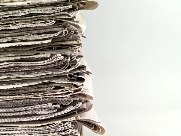 Periódicos viejos apilados de arriba a abajo del marco aislados en el blanco — Foto de Stock