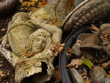 beoken putlar kırık bir harabe gibi görünüyor scuplture yard