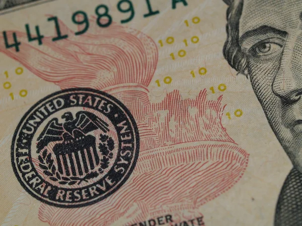 Az USA-ban 10 dollár számlát mutatja tömítéssel és elemlámpa — Stock Fotó