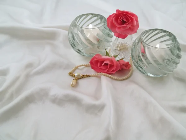 Rosas rosadas suaves y velas dispuestas en una escena romántica —  Fotos de Stock