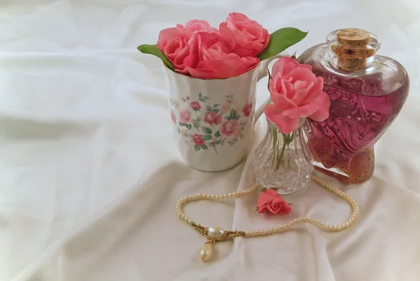 Rosas rosadas suaves y velas dispuestas en una escena romántica —  Fotos de Stock