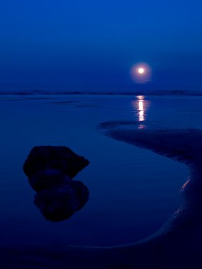 Seaside beach alacakaranlıkta oregon kıyılarında.