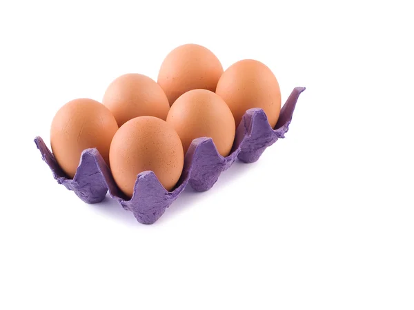 Six œufs bruns dans un carton d'œufs isolés sur du blanc — Photo