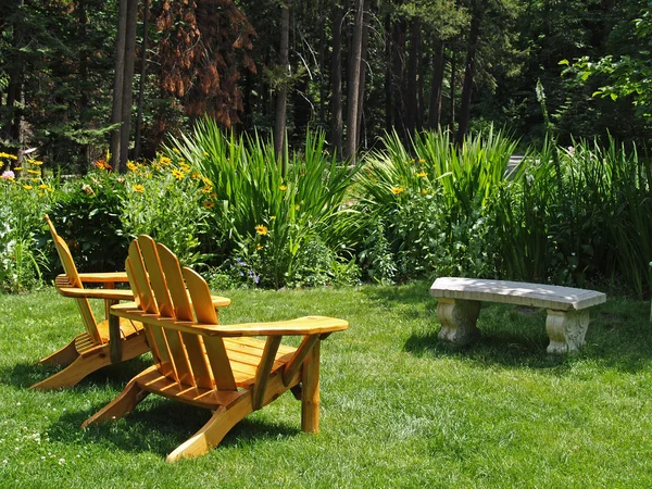 Adirondack Cadeiras em um gramado em um dia ensolarado — Fotografia de Stock