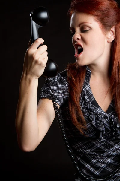 Θυμωμένος τηλέφωνο γυναίκα — Φωτογραφία Αρχείου