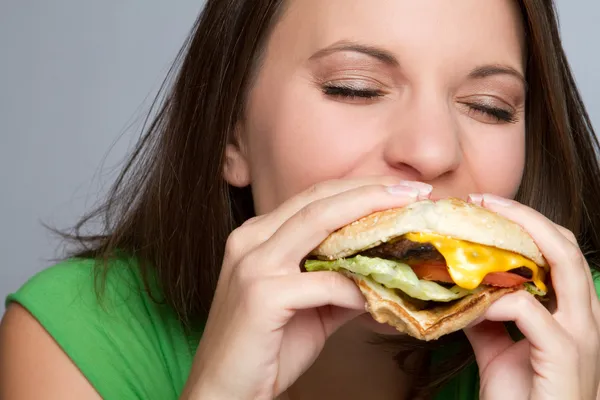 음식을 먹는 여자 — 스톡 사진