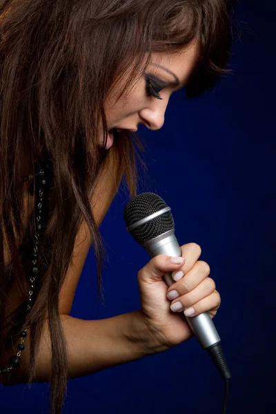 Mikrofon zpěv dívka Royalty Free Stock Fotografie