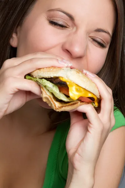 음식을 먹는 여자 — 스톡 사진