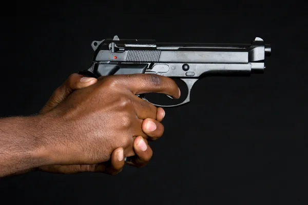 Pistol i händer — Stockfoto