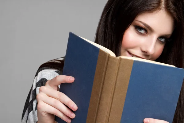 Dospívající dívka čtení — Stock fotografie