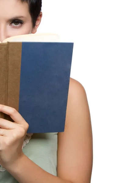 Kvinna läsning bok — Stockfoto