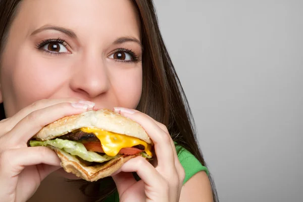 Chica comiendo hamburguesa — Foto de Stock