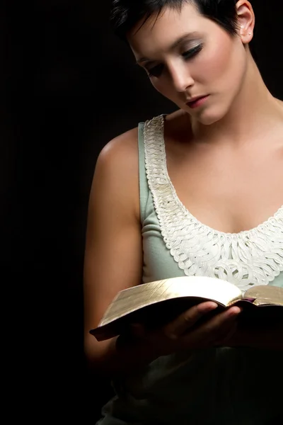 美しい若い女性の読書聖書 — Stockfoto