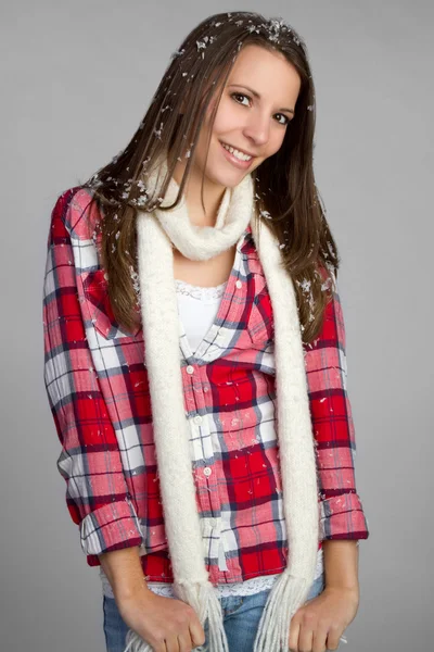 漂亮的冬天十几岁的女孩微笑 — 图库照片