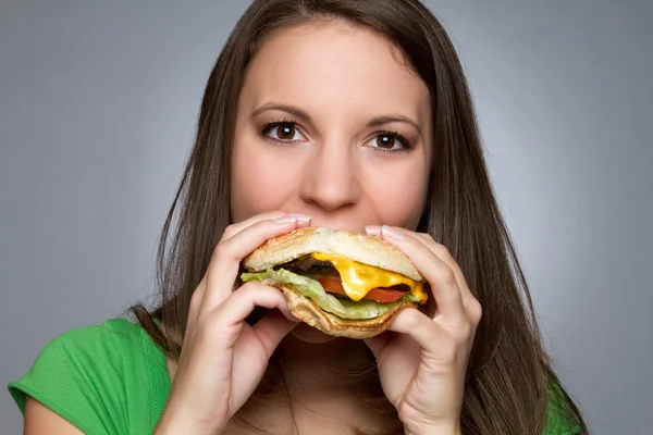 Güzel Kız Hamburger Yemek Yeme — Stok fotoğraf