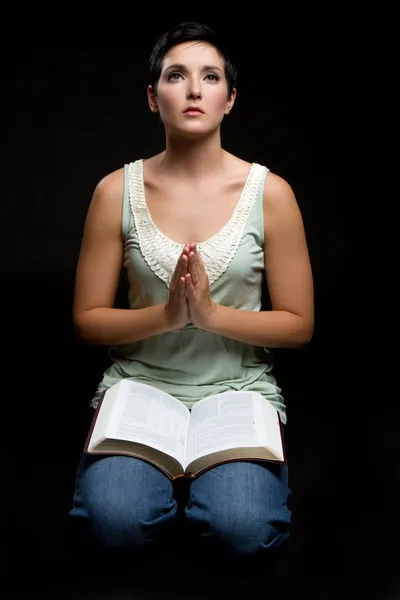 Προσεύχεται γυναίκα Αγία Γραφή — Φωτογραφία Αρχείου