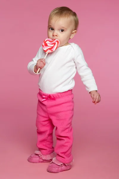 Kleinkind isst Lolipop — Stockfoto