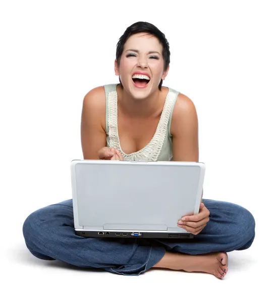 Смеющаяся женщина-ноутбук — стоковое фото