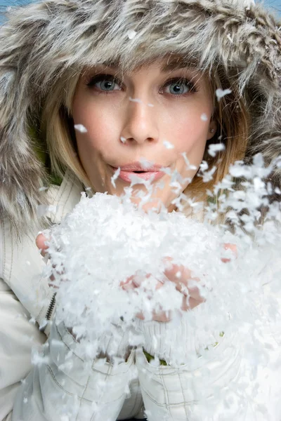 Žena zvířený sníh — Stock fotografie
