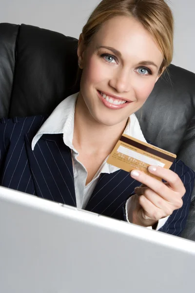 Кредитна картка жінка — стокове фото