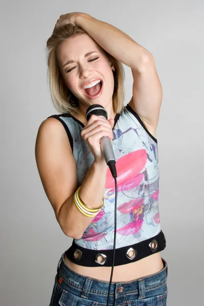Karaoke meisje zingen — Stockfoto