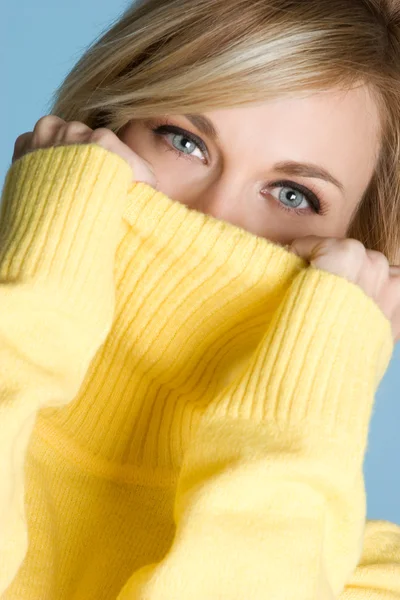 Жовтий светр жінки — стокове фото