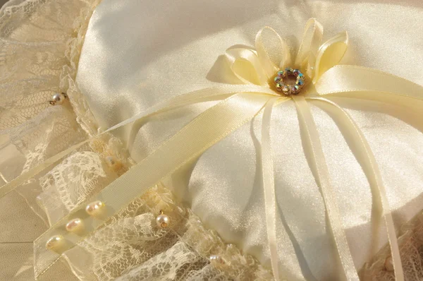 Biały Ślub Małych Satynowa Poduszka Dla Pierścieni — Zdjęcie stockowe