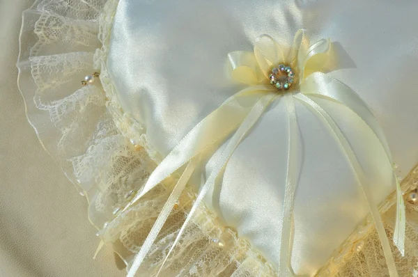 Biały Ślub Małych Satynowa Poduszka Dla Pierścieni — Zdjęcie stockowe