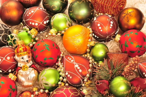 ティンセルを持つ白のカーペットの上のクリスマス ツリーの装飾 — ストック写真